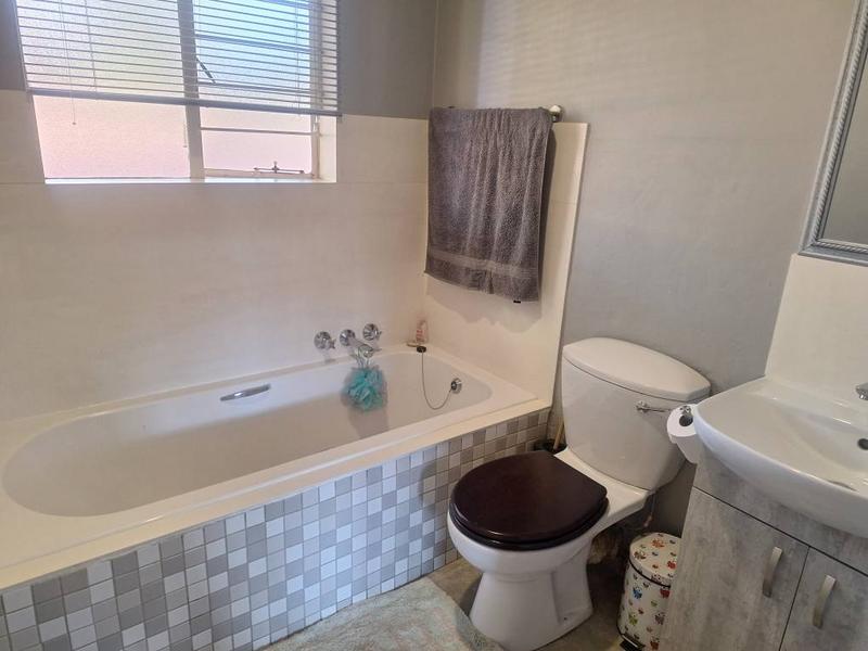 2 Bedroom Property for Sale in Rooihuiskraal North Gauteng