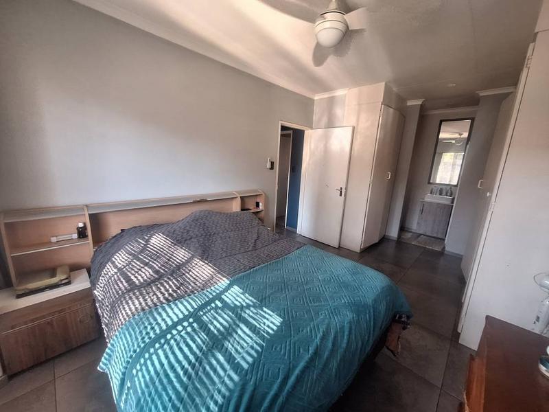2 Bedroom Property for Sale in Rooihuiskraal North Gauteng
