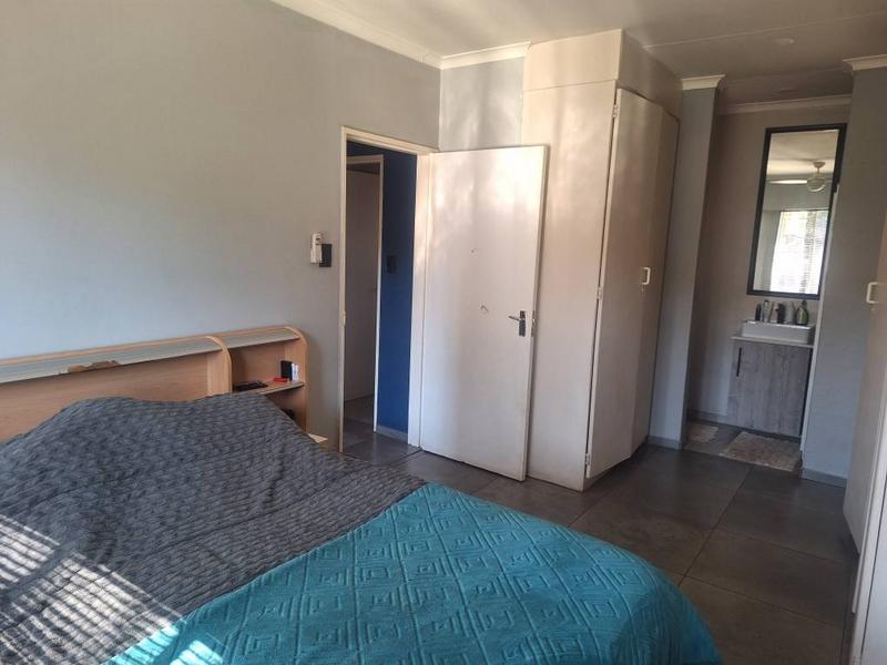 2 Bedroom Property for Sale in Rooihuiskraal North Gauteng