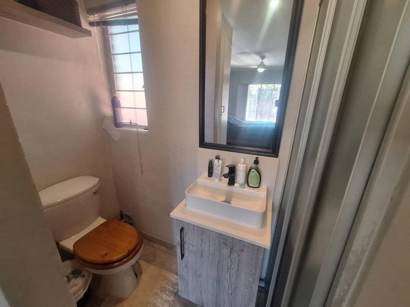 2 Bedroom Property for Sale in Rooihuiskraal North Gauteng