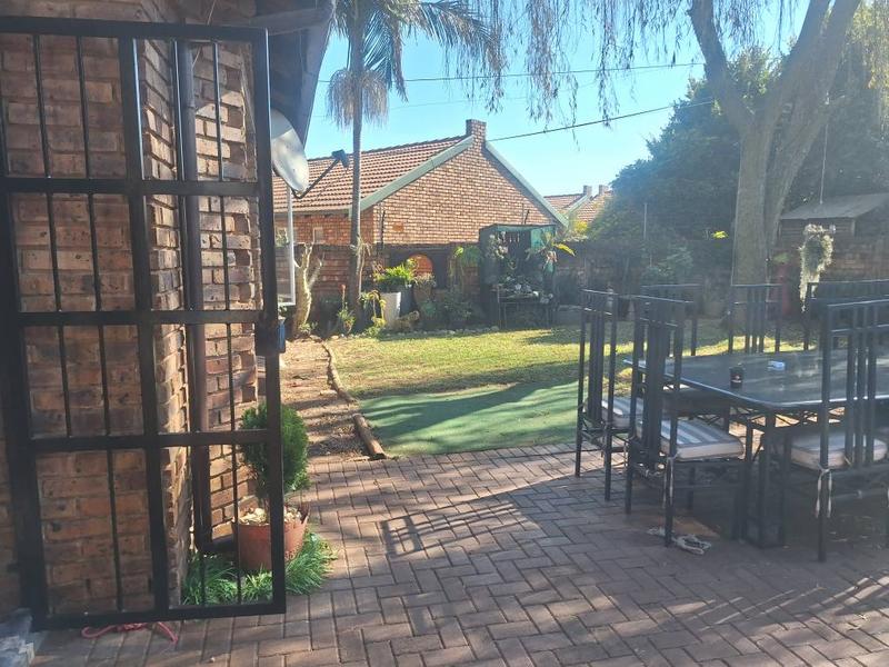 2 Bedroom Property for Sale in Rooihuiskraal North Gauteng