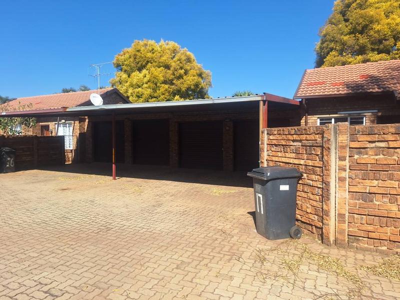 2 Bedroom Property for Sale in Rooihuiskraal North Gauteng