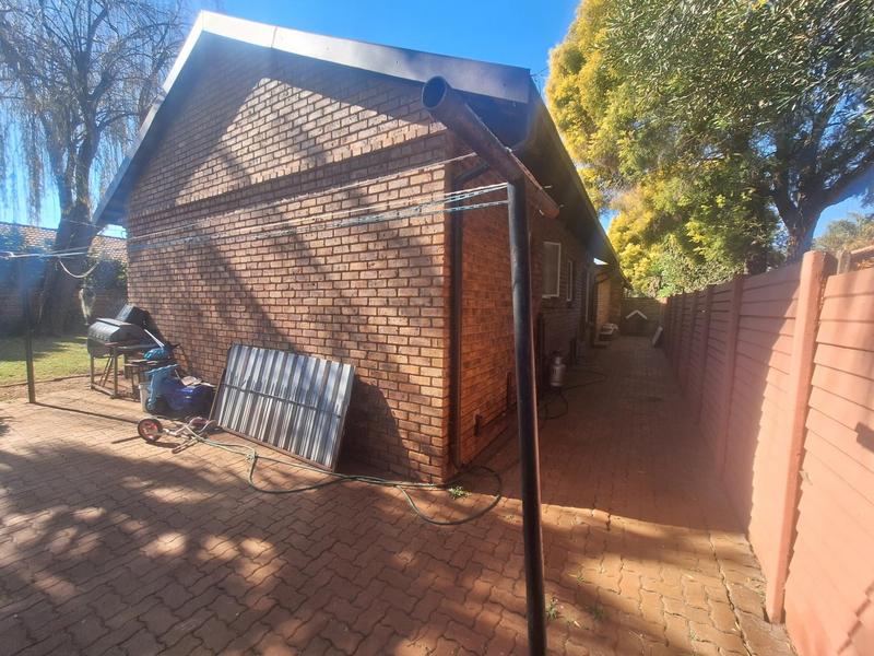2 Bedroom Property for Sale in Rooihuiskraal North Gauteng
