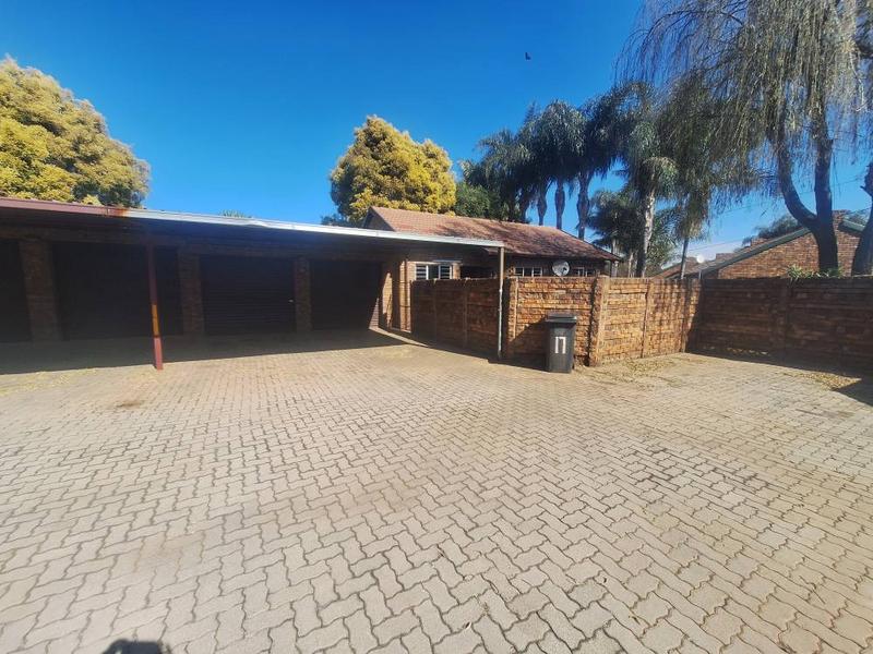 2 Bedroom Property for Sale in Rooihuiskraal North Gauteng