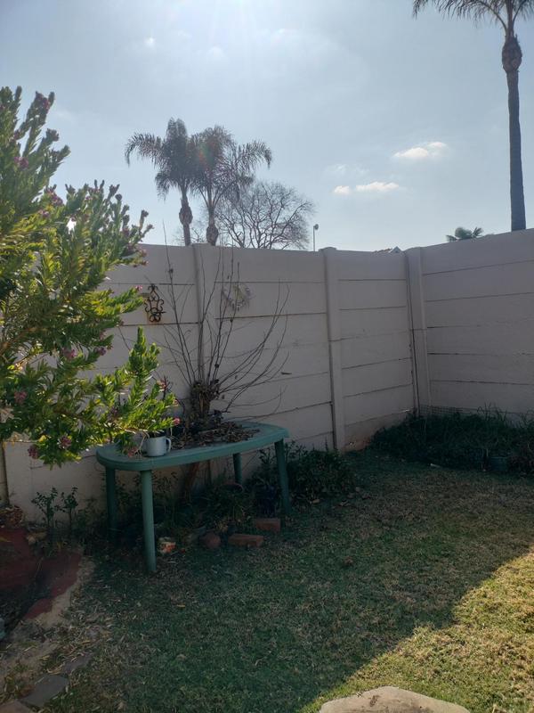 2 Bedroom Property for Sale in Rooihuiskraal Gauteng
