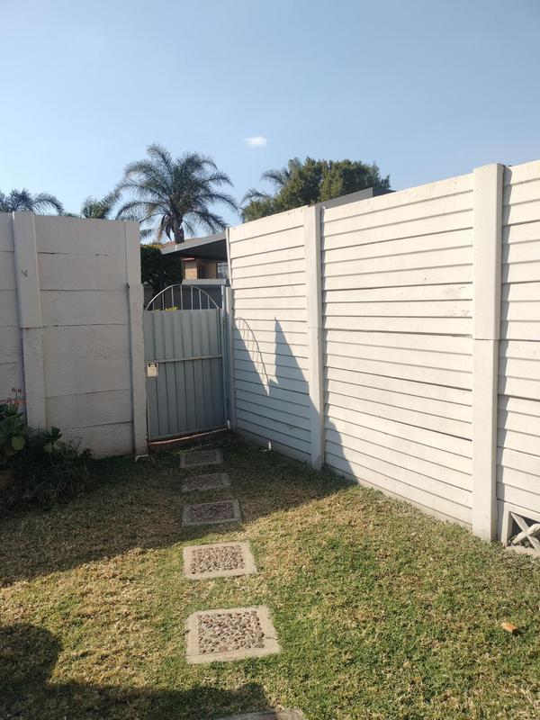 2 Bedroom Property for Sale in Rooihuiskraal Gauteng