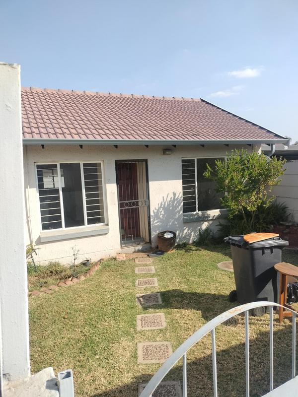 2 Bedroom Property for Sale in Rooihuiskraal Gauteng