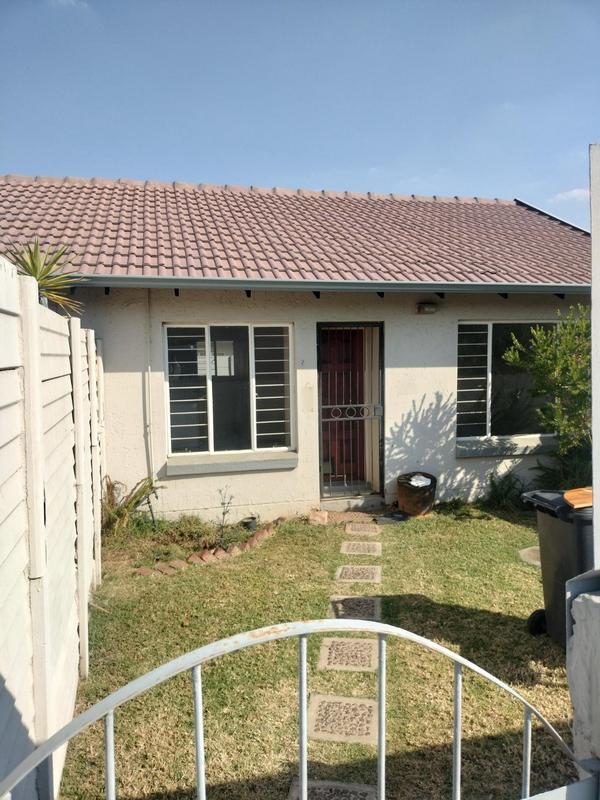 2 Bedroom Property for Sale in Rooihuiskraal Gauteng