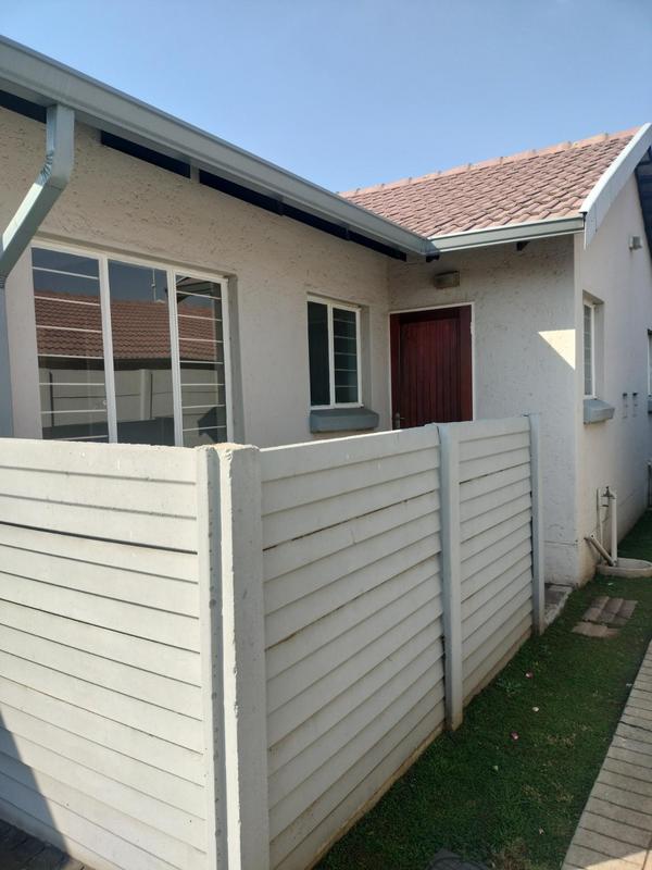 2 Bedroom Property for Sale in Rooihuiskraal Gauteng