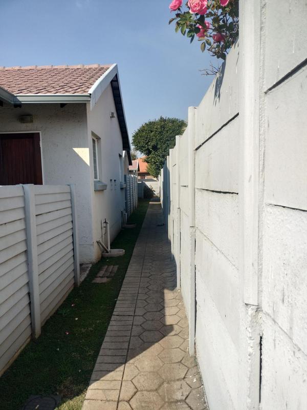 2 Bedroom Property for Sale in Rooihuiskraal Gauteng