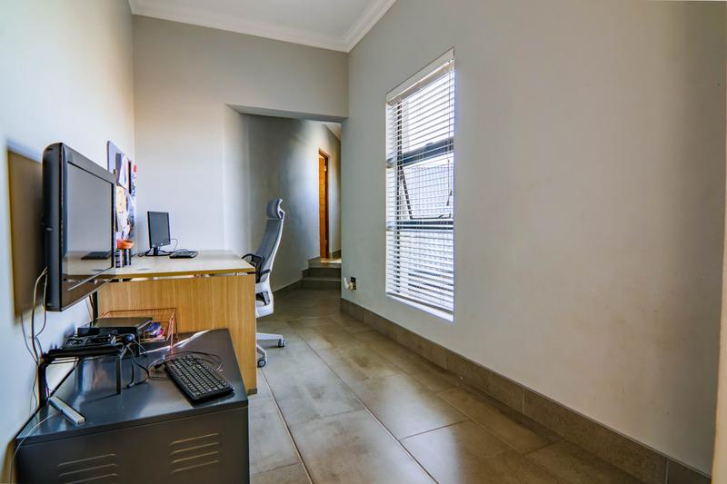 5 Bedroom Property for Sale in Copperleaf Estate Gauteng