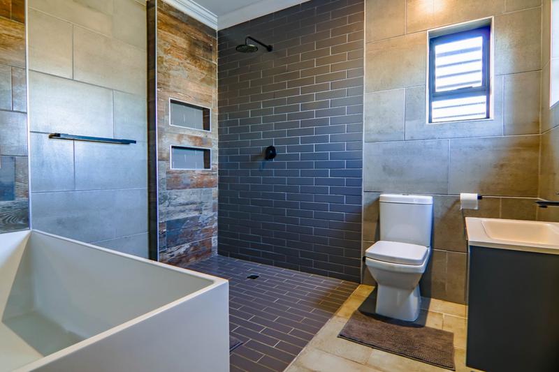 5 Bedroom Property for Sale in Copperleaf Estate Gauteng