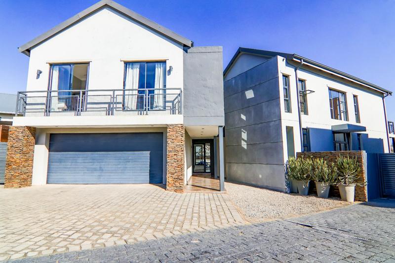 5 Bedroom Property for Sale in Copperleaf Estate Gauteng