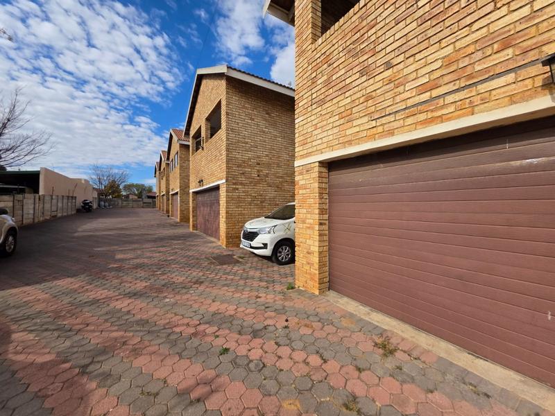 To Let 3 Bedroom Property for Rent in Greenhills Gauteng