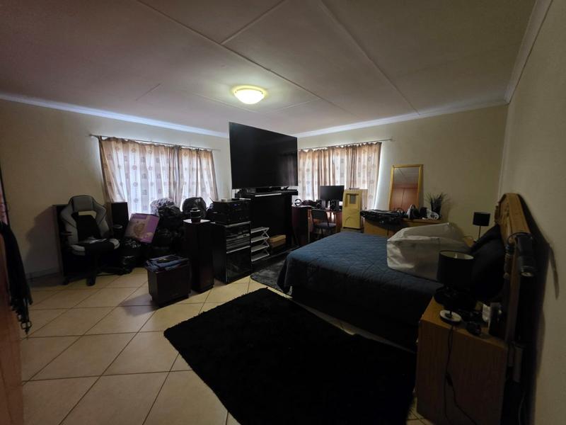 To Let 3 Bedroom Property for Rent in Greenhills Gauteng