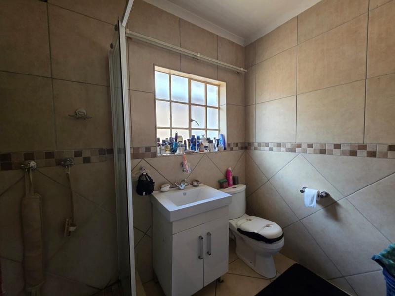 To Let 3 Bedroom Property for Rent in Greenhills Gauteng