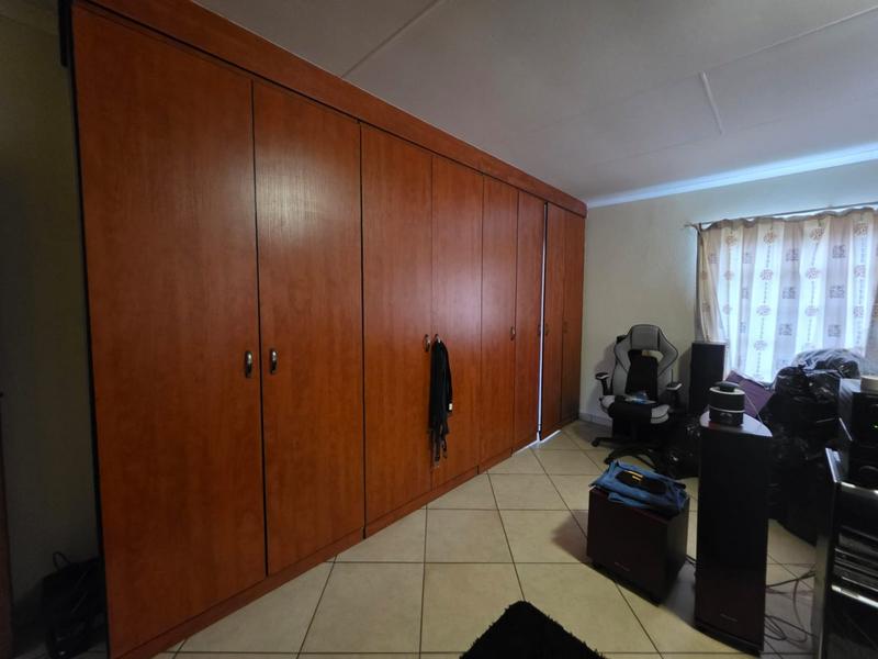 To Let 3 Bedroom Property for Rent in Greenhills Gauteng