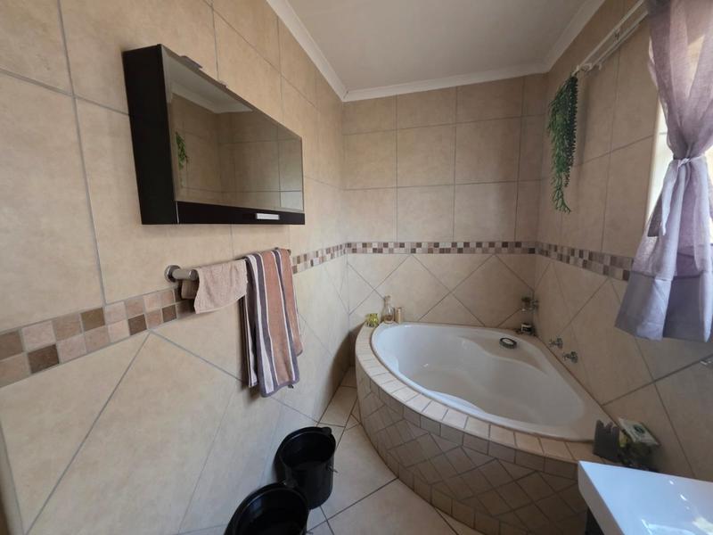 To Let 3 Bedroom Property for Rent in Greenhills Gauteng