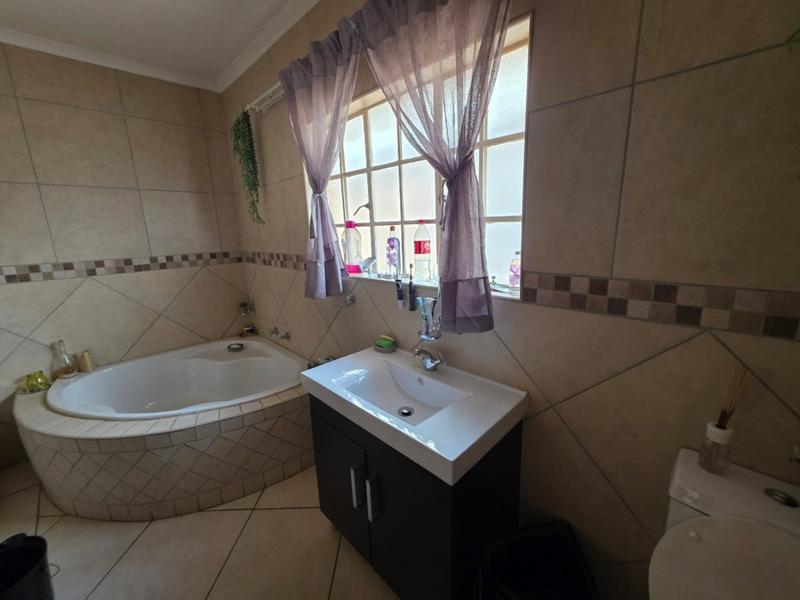 To Let 3 Bedroom Property for Rent in Greenhills Gauteng