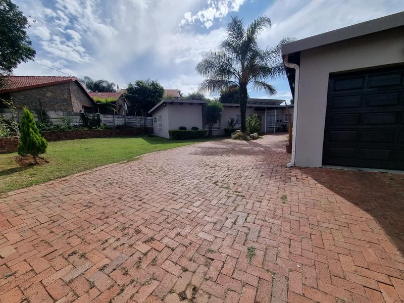 4 Bedroom Property for Sale in Garsfontein Gauteng