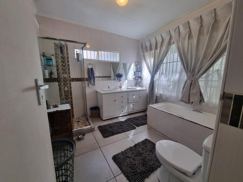 4 Bedroom Property for Sale in Garsfontein Gauteng