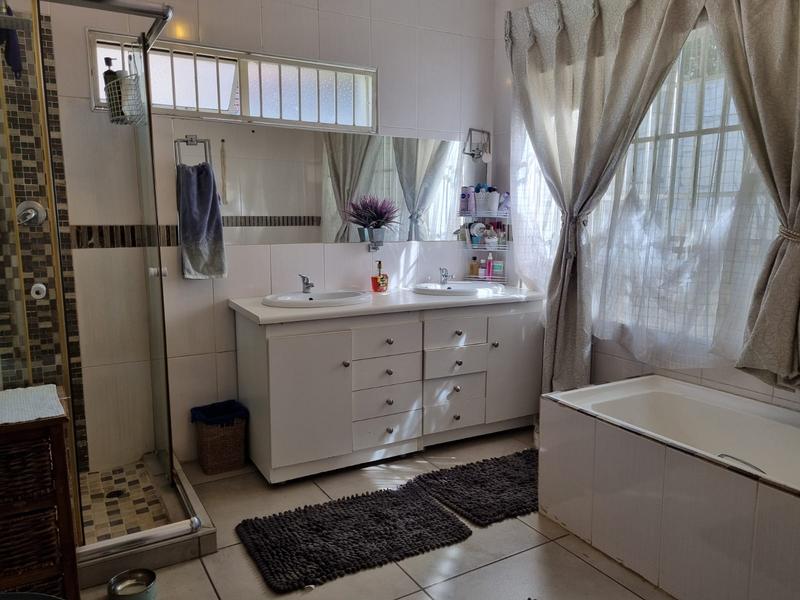 4 Bedroom Property for Sale in Garsfontein Gauteng