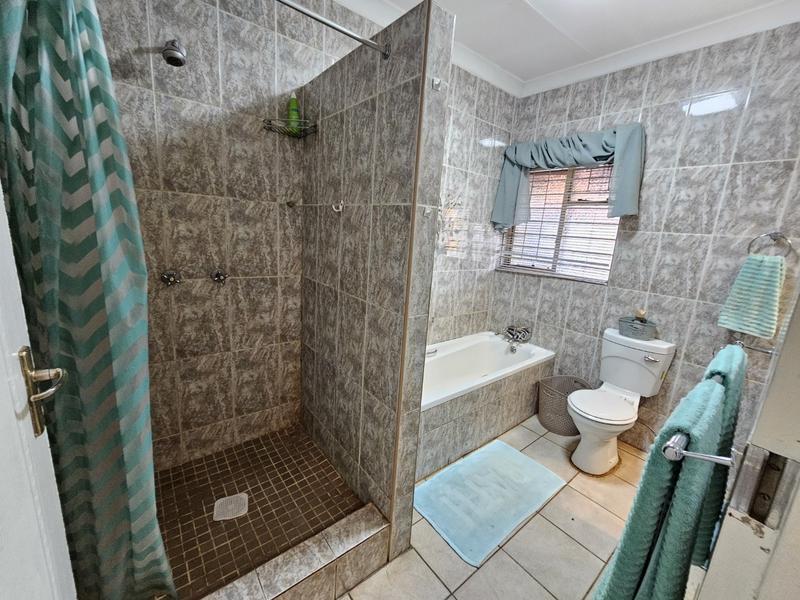 5 Bedroom Property for Sale in Annlin Gauteng