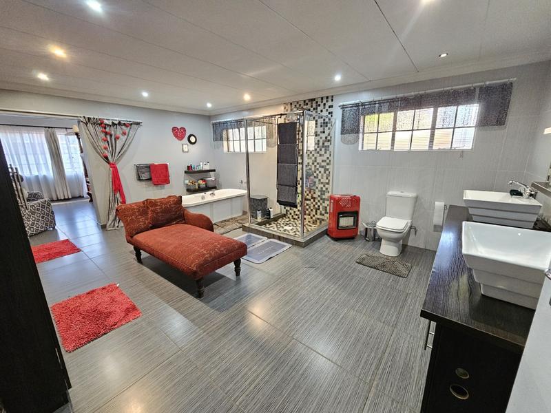 5 Bedroom Property for Sale in Annlin Gauteng