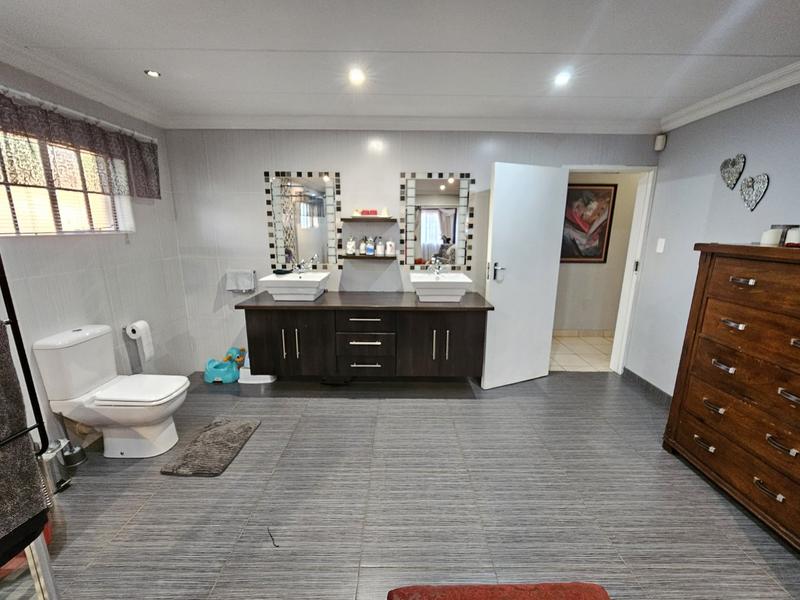 5 Bedroom Property for Sale in Annlin Gauteng