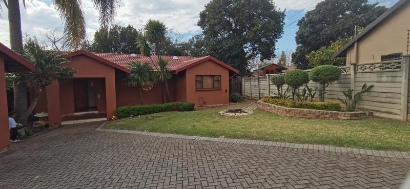 To Let 4 Bedroom Property for Rent in Strubensvallei Gauteng