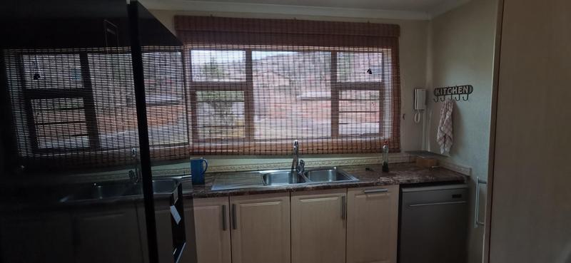 To Let 4 Bedroom Property for Rent in Strubensvallei Gauteng