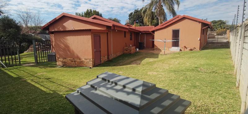 To Let 4 Bedroom Property for Rent in Strubensvallei Gauteng