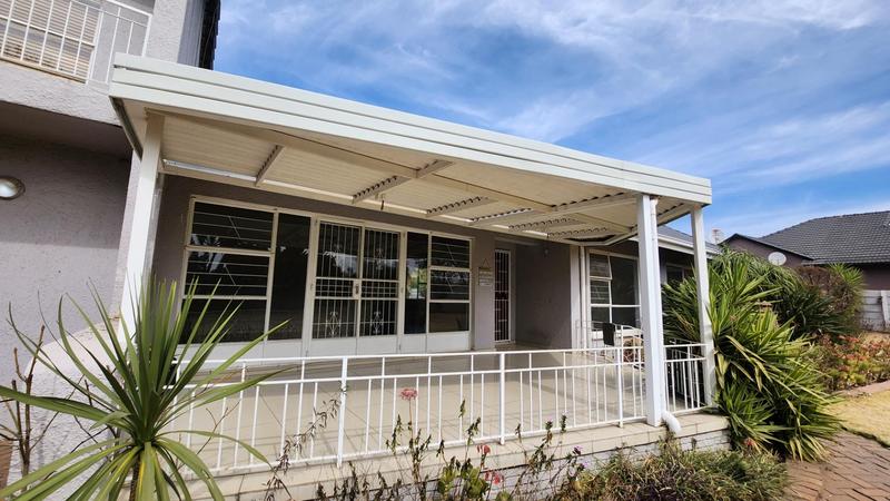 To Let 4 Bedroom Property for Rent in Brackenhurst Gauteng