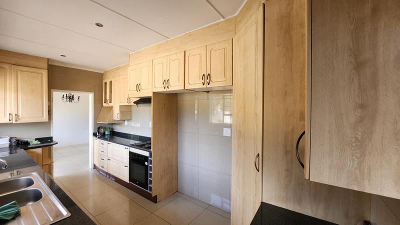 To Let 4 Bedroom Property for Rent in Brackenhurst Gauteng