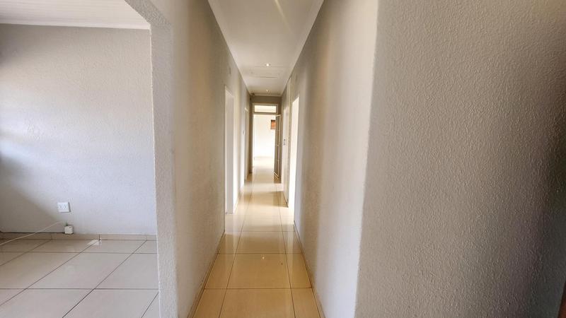 To Let 4 Bedroom Property for Rent in Brackenhurst Gauteng