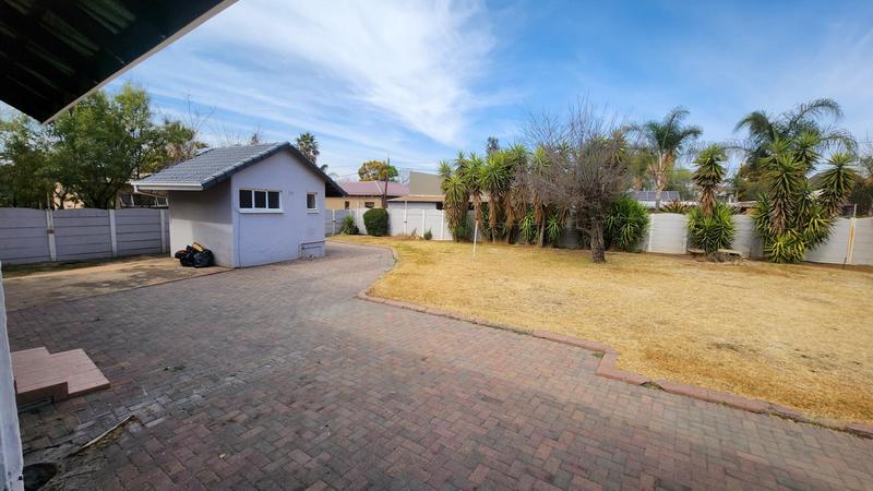 To Let 4 Bedroom Property for Rent in Brackenhurst Gauteng