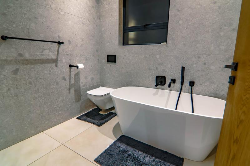 6 Bedroom Property for Sale in Copperleaf Estate Gauteng