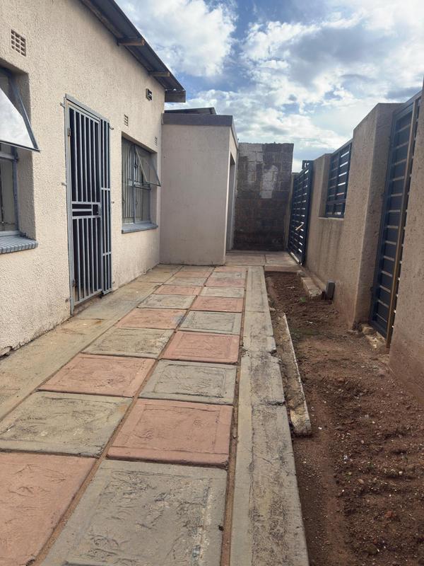 5 Bedroom Property for Sale in Molapo Gauteng