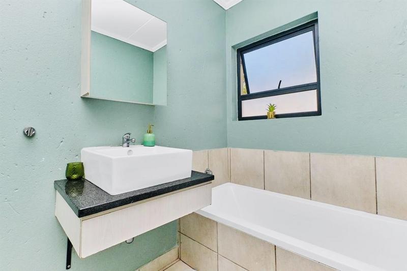 To Let 3 Bedroom Property for Rent in Beverley Gauteng