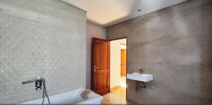 5 Bedroom Property for Sale in Helderwyk Gauteng