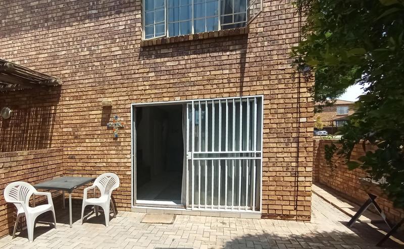 2 Bedroom Property for Sale in Wilgeheuwel Gauteng