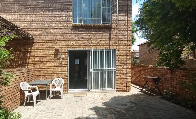 2 Bedroom Property for Sale in Wilgeheuwel Gauteng