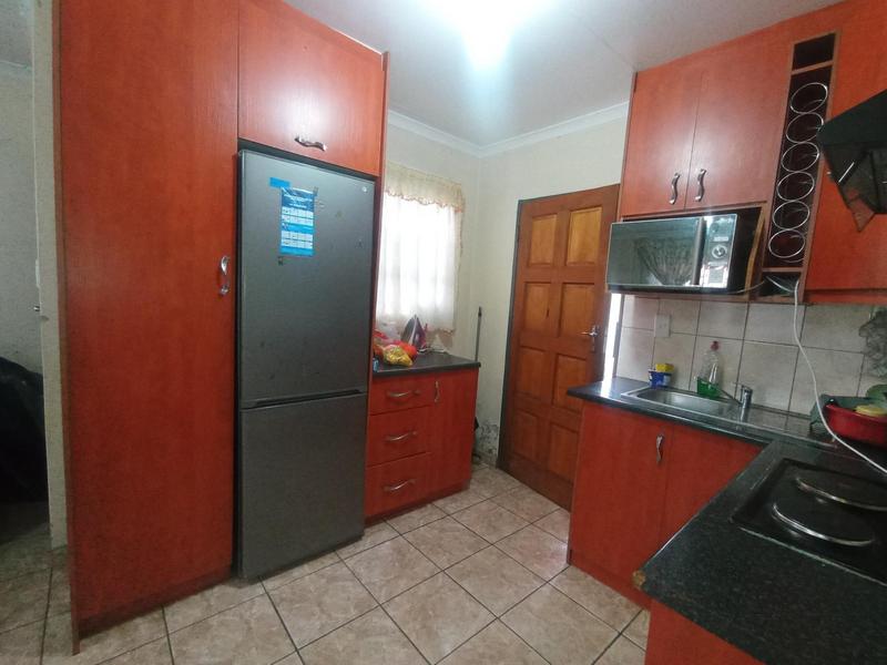 To Let 2 Bedroom Property for Rent in Fleurhof Gauteng