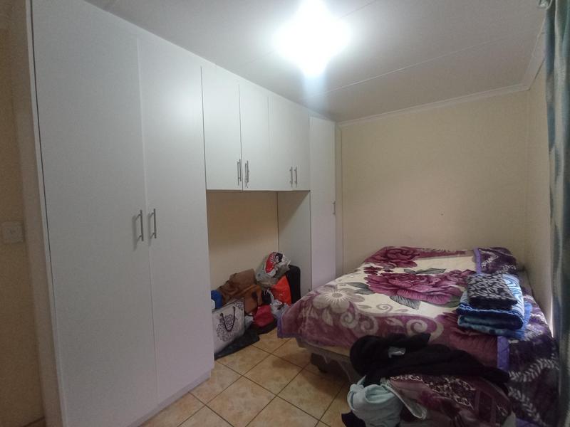 To Let 2 Bedroom Property for Rent in Fleurhof Gauteng