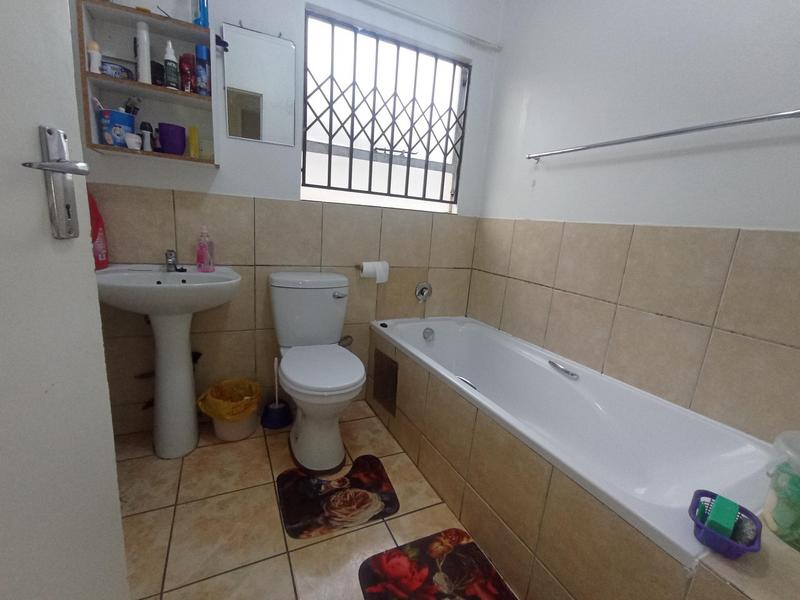 To Let 2 Bedroom Property for Rent in Fleurhof Gauteng
