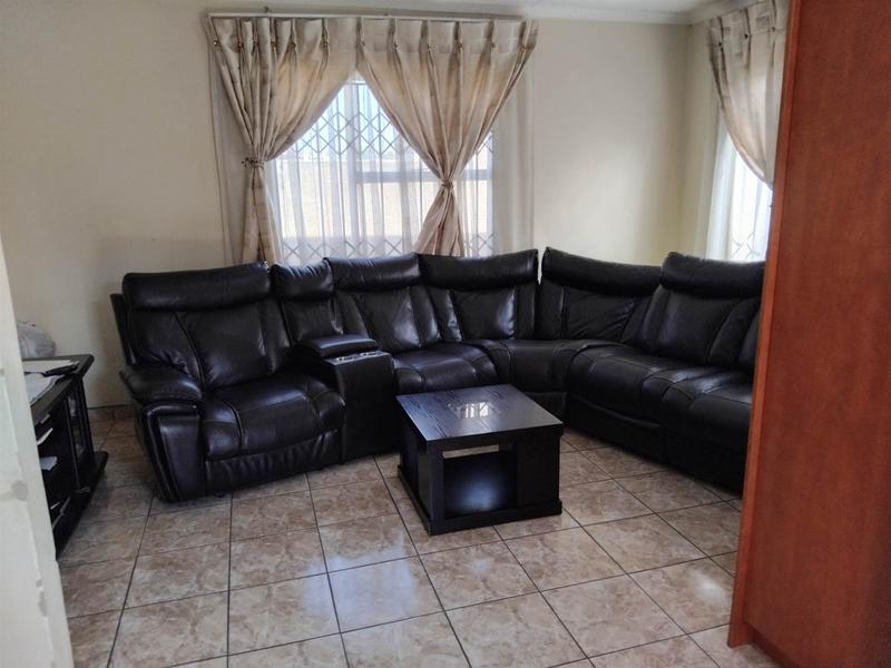 To Let 2 Bedroom Property for Rent in Fleurhof Gauteng