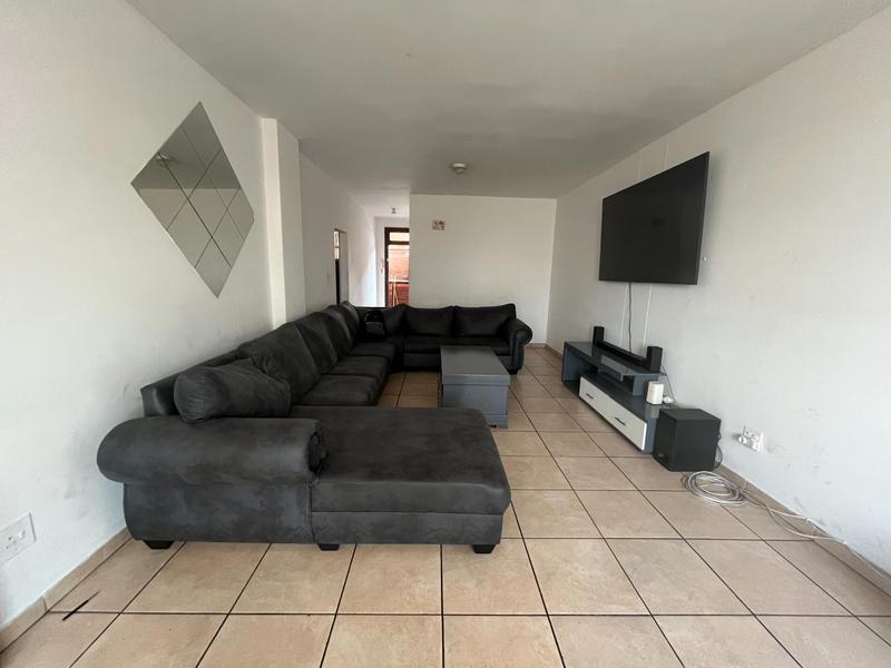 To Let 2 Bedroom Property for Rent in Florida Lake Gauteng