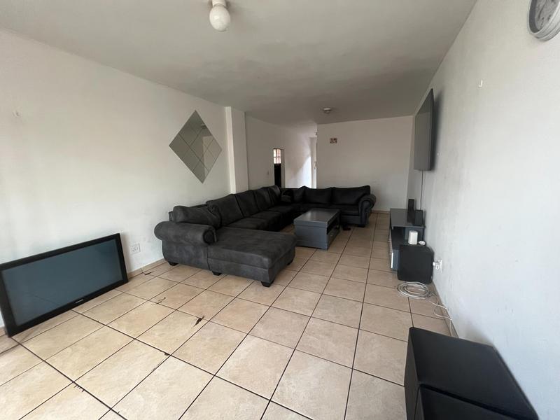 To Let 2 Bedroom Property for Rent in Florida Lake Gauteng