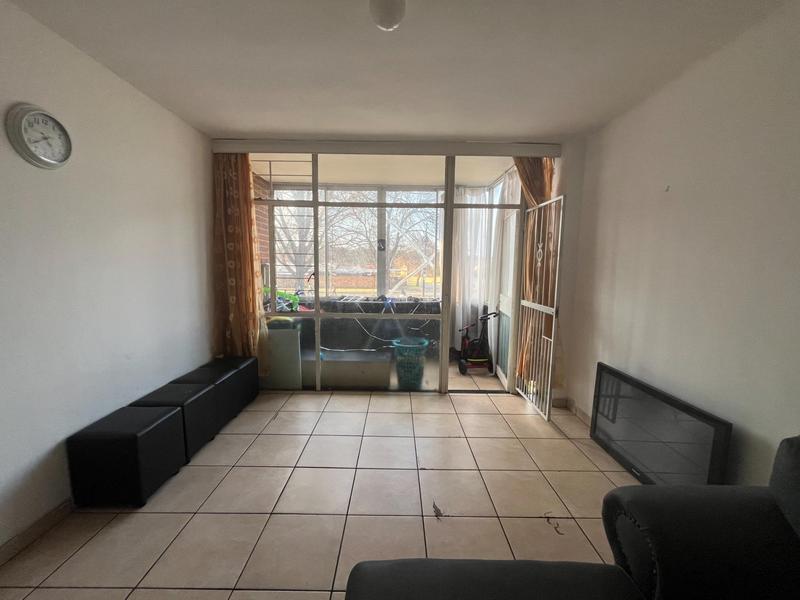 To Let 2 Bedroom Property for Rent in Florida Lake Gauteng