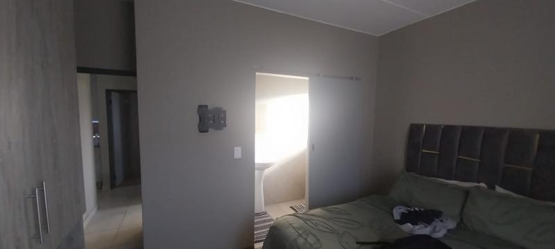 2 Bedroom Property for Sale in Glen Austin Gauteng
